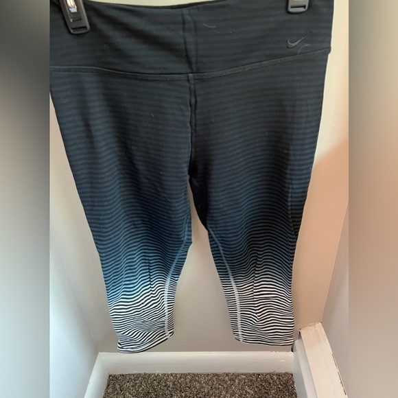 Nike ombré striped cropped leggings. Size medium - Picture 1 of 5